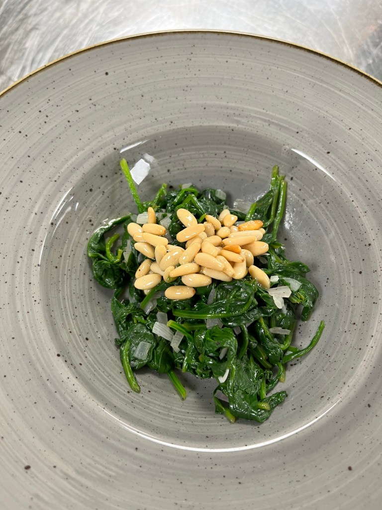 Frischer Spinat mit Pinienkernen