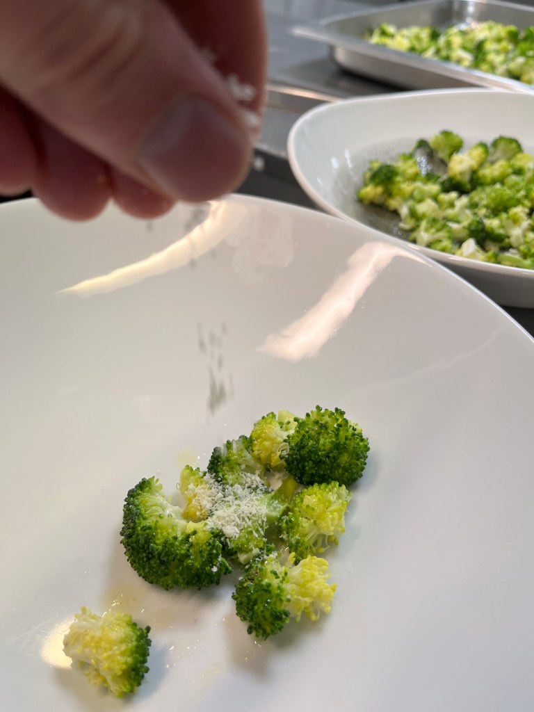 Broccoli mit Parmesan bestreut und angerichtet