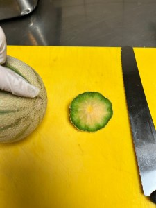 Die Enden der Melone erkennen und abschneiden