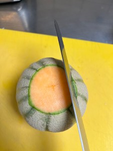 Melone Schale abschneiden