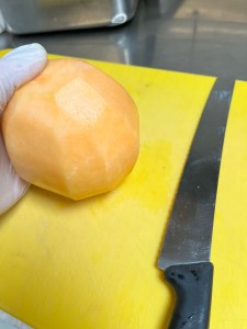 So hält man das Messer, um eine Melone in Scheiben zu schneiden