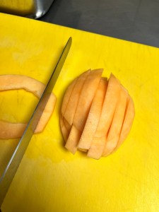 Melone in Streifen schneiden